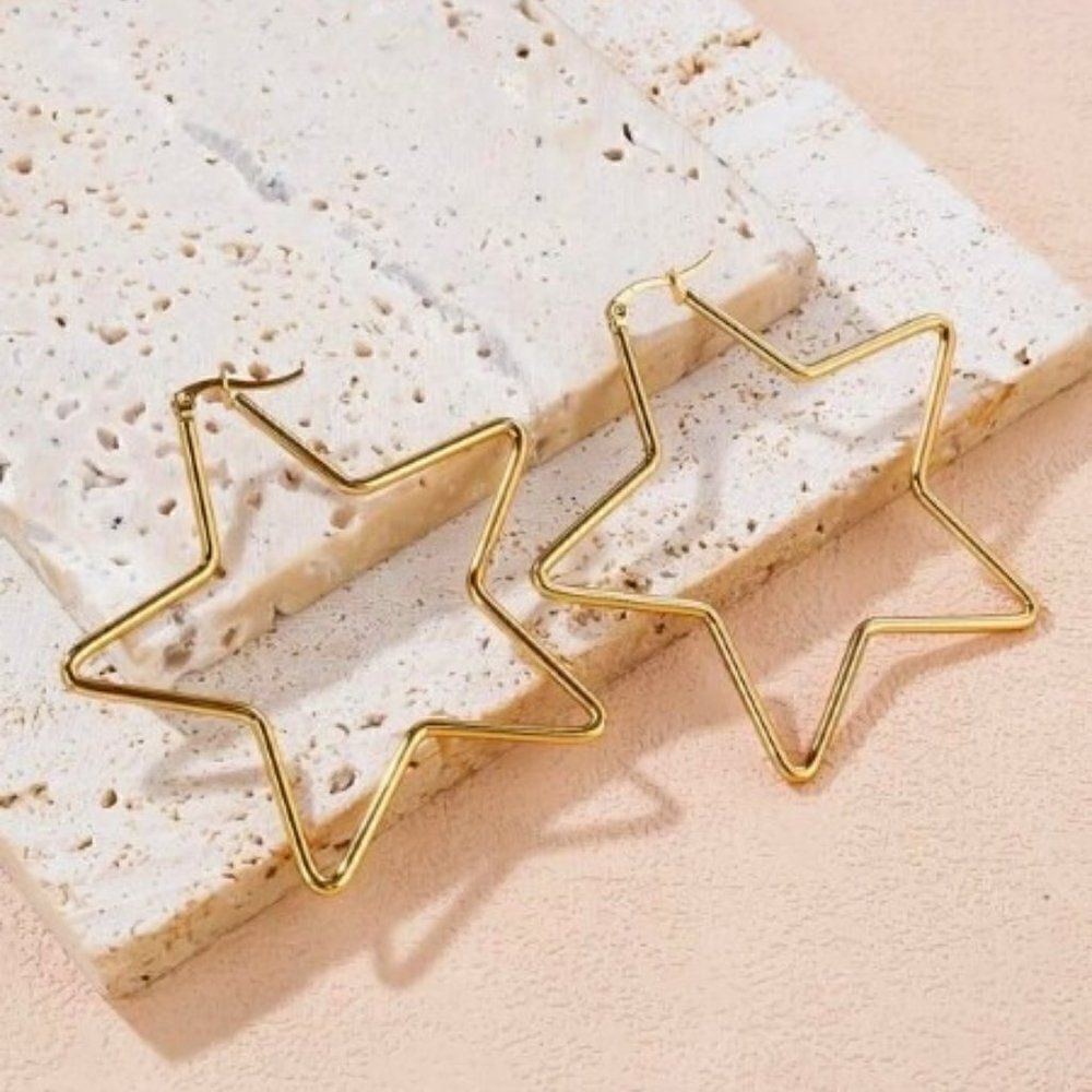 GOLD STAR DANGLE EARRINGS 